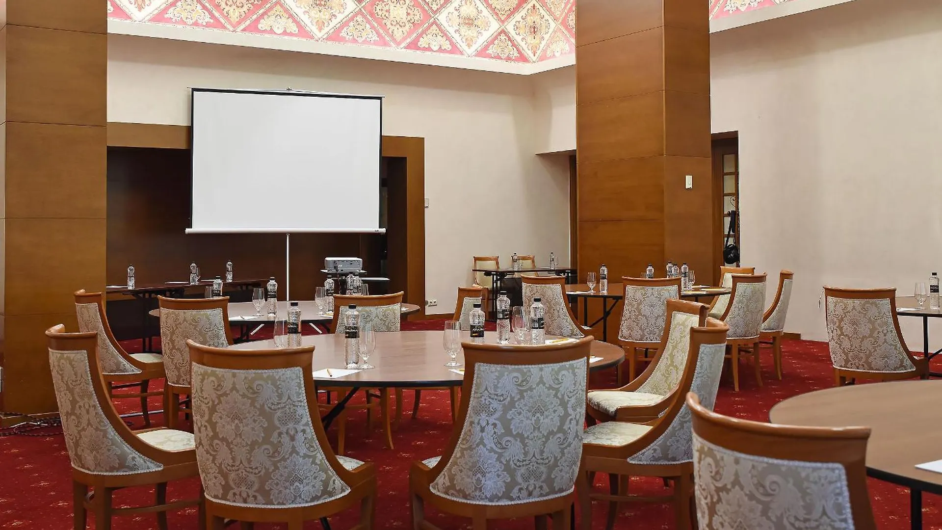 Natsionalny Hotel Kyiv 4*,  Ukraine