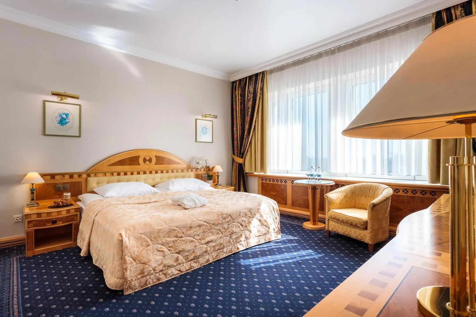 Natsionalny Hotel Kyiv 4*,  Ukraine